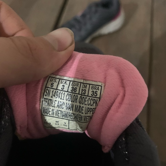 Sketchers size 6 arch support women’s shoes. - Picture 7 of 12